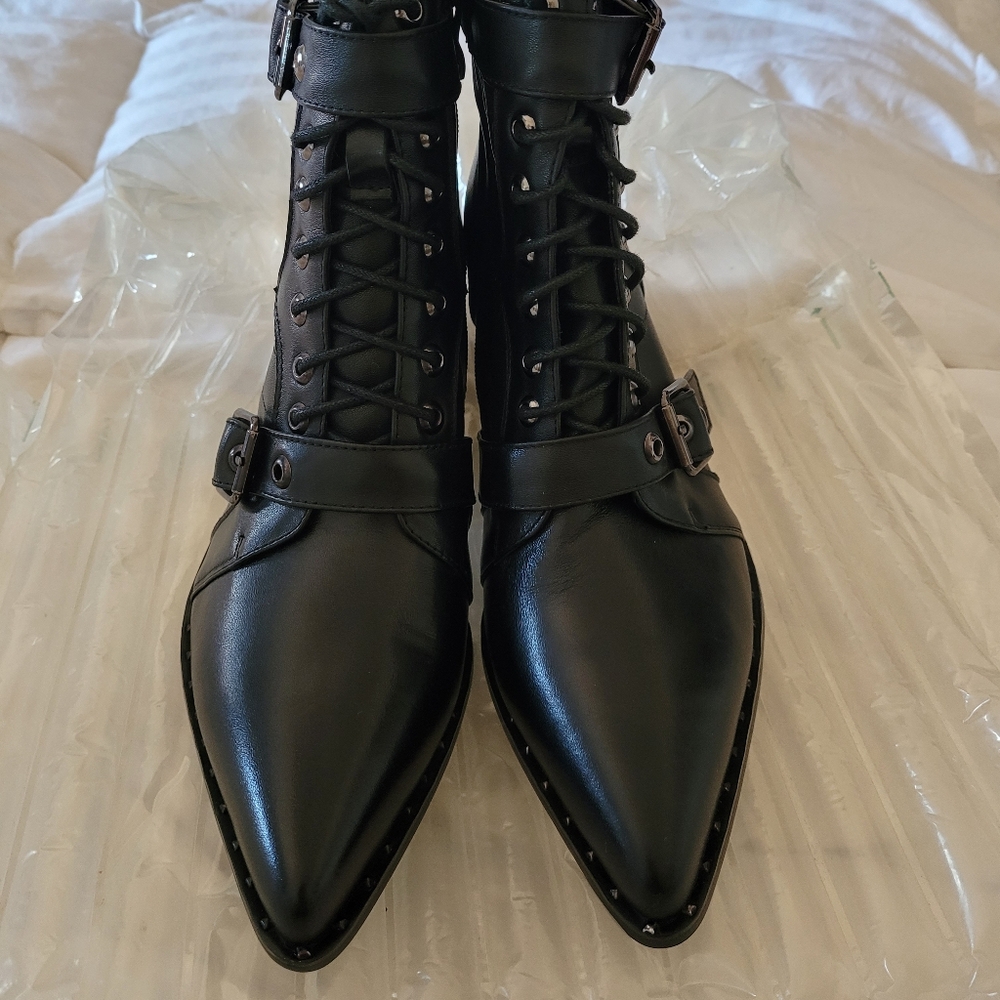 LEATHER CUTIE BOOTIE size 8.5p